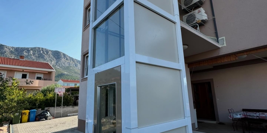 Ugradnja vanjske invalidske platforme u Kaštel Sućurcu – pristupačan ulaz i moderan dizajn